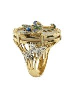 Кольцо из лимонного золота c сапфиром, изумрудом, эмалью и перламутром