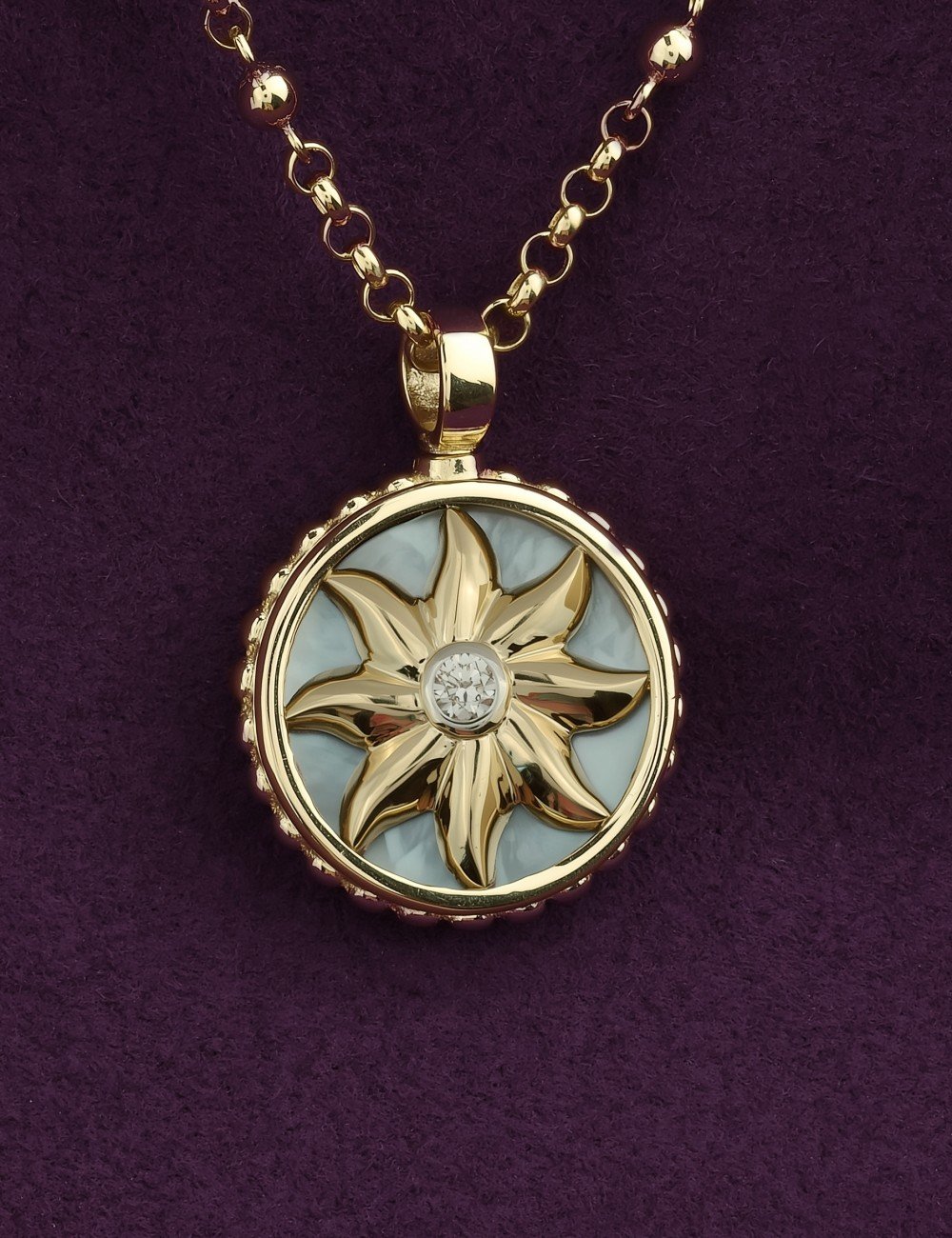 Колье из лимонного золота c бриллиантами, ониксом и перламутром