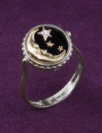 Кольцо из белого золота c бриллиантами, ониксом и перламутром