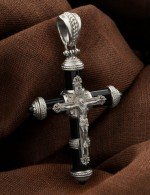 Крест из белого золота c ониксом