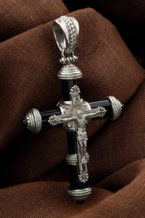 Крест из белого золота c ониксом