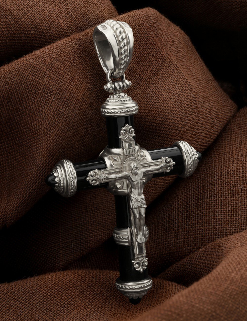 Крест из белого золота c ониксом