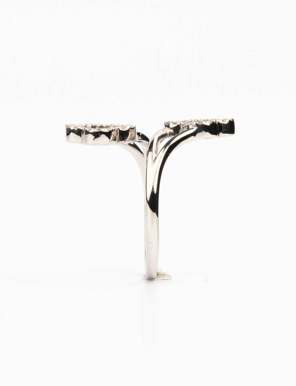 Кольцо из белого золота c бриллиантами, ониксом и перламутром