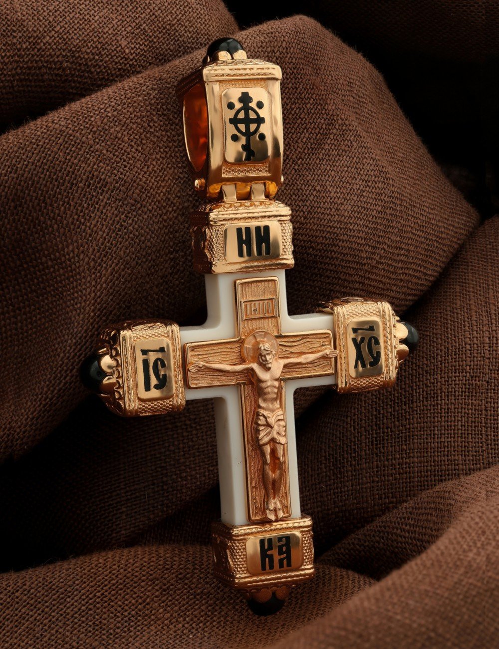 Крест из золота c эмалью, ониксом и бивнем мамонта