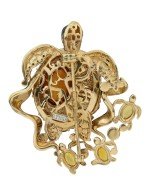 Брошь из лимонного золота c эмалью, фианитом, гранатом и янтарём