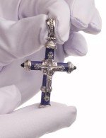 Крест из белого золота c ониксом и лазуритом