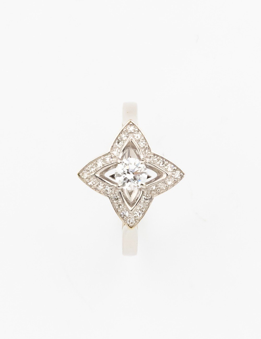 Кольцо из белого золота c бриллиантами