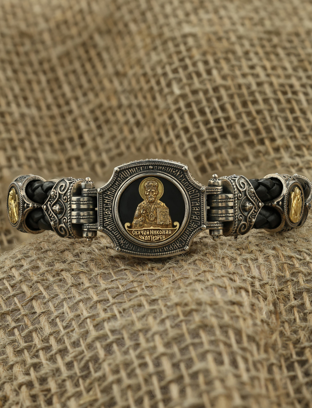 Браслет из серебра 925 пробы и золота 750 пробы c кожаным шнурком и ониксом