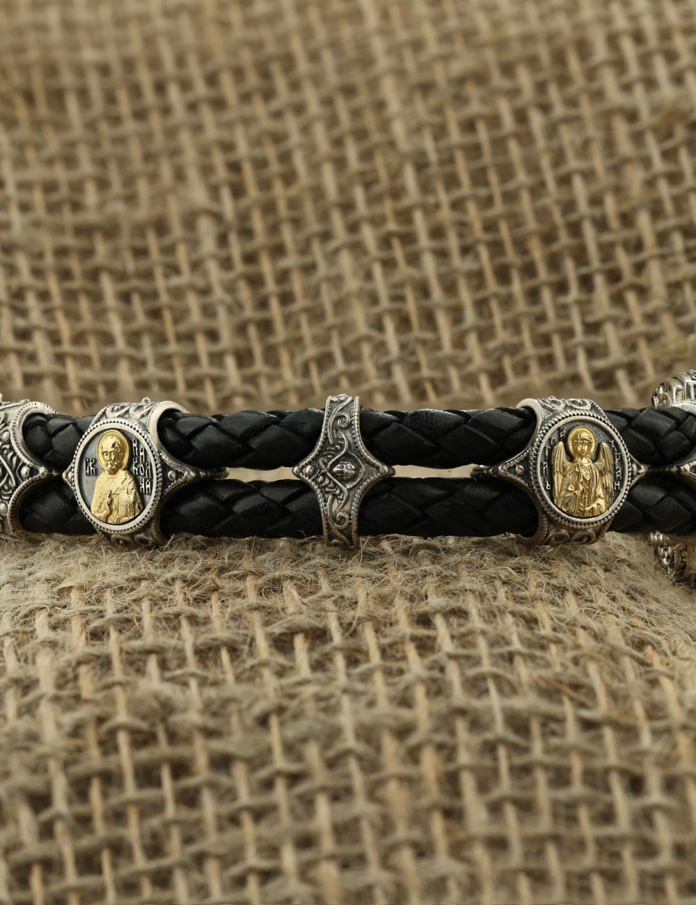 Браслет из серебра и золота c кожаным шнурком