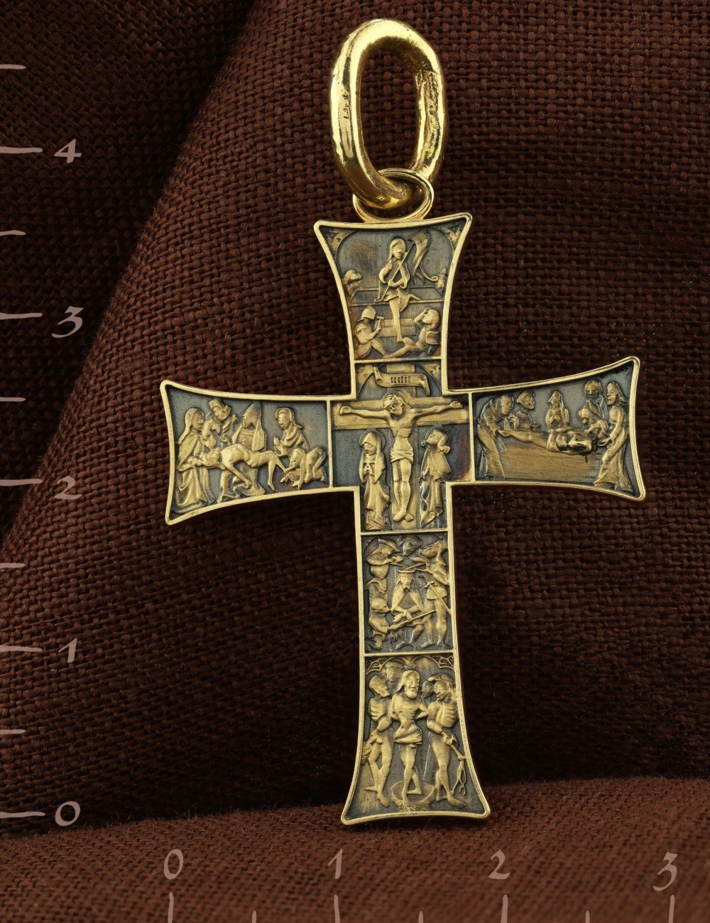 Крест из лимонного золота