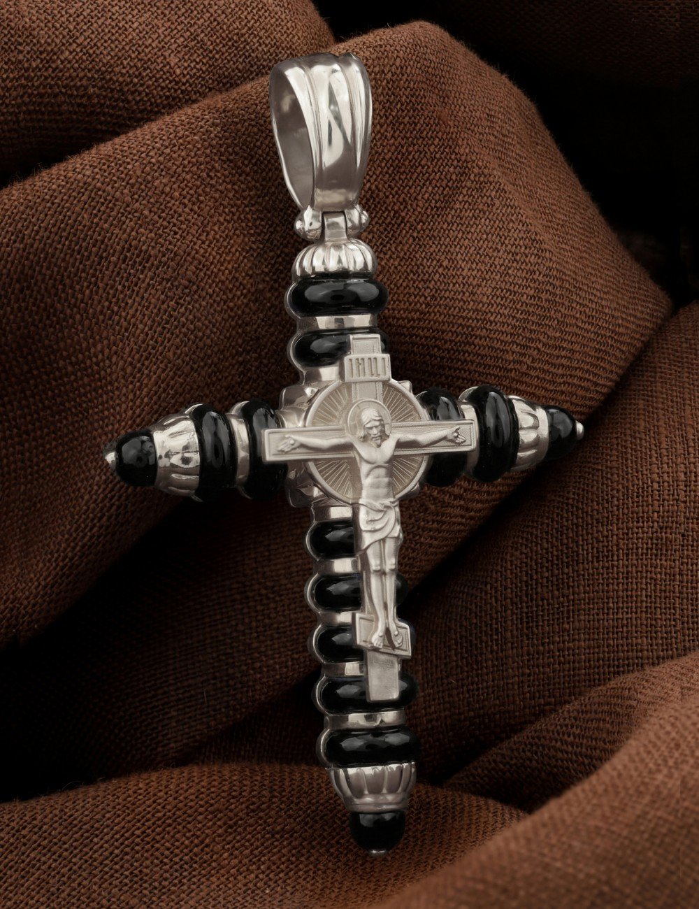 Крест из белого золота c ониксом