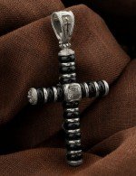 Крест из белого золота c ониксом