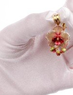 Подвеска из лимонного золота c эмалью