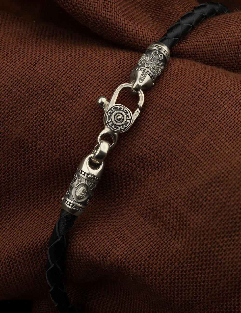 Браслет из белого золота c кожаным шнурком