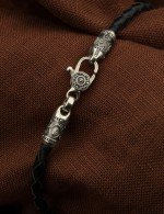 Браслет из белого золота c кожаным шнурком