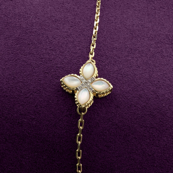 Браслет из лимонного золота 585 пробы c бриллиантами и перламутром