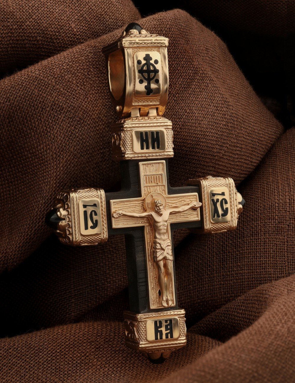 Крест из золота c эмалью, ониксом и эбеновым деревом