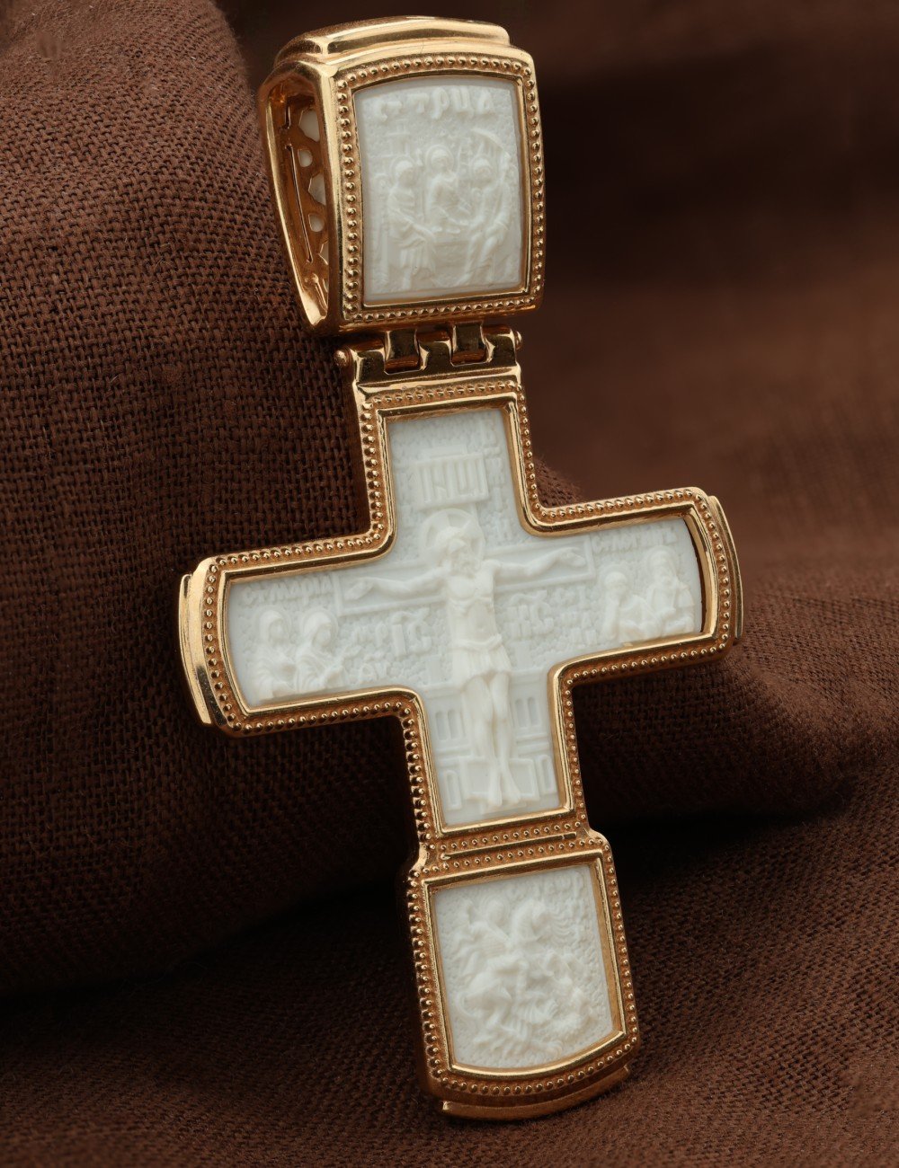 Крест из золота c бивнем мамонта