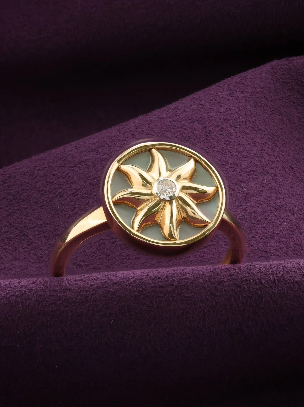 Кольцо из красного золота 585 пробы c бриллиантами и перламутром