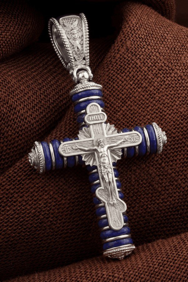 Крест из белого золота c лазуритом