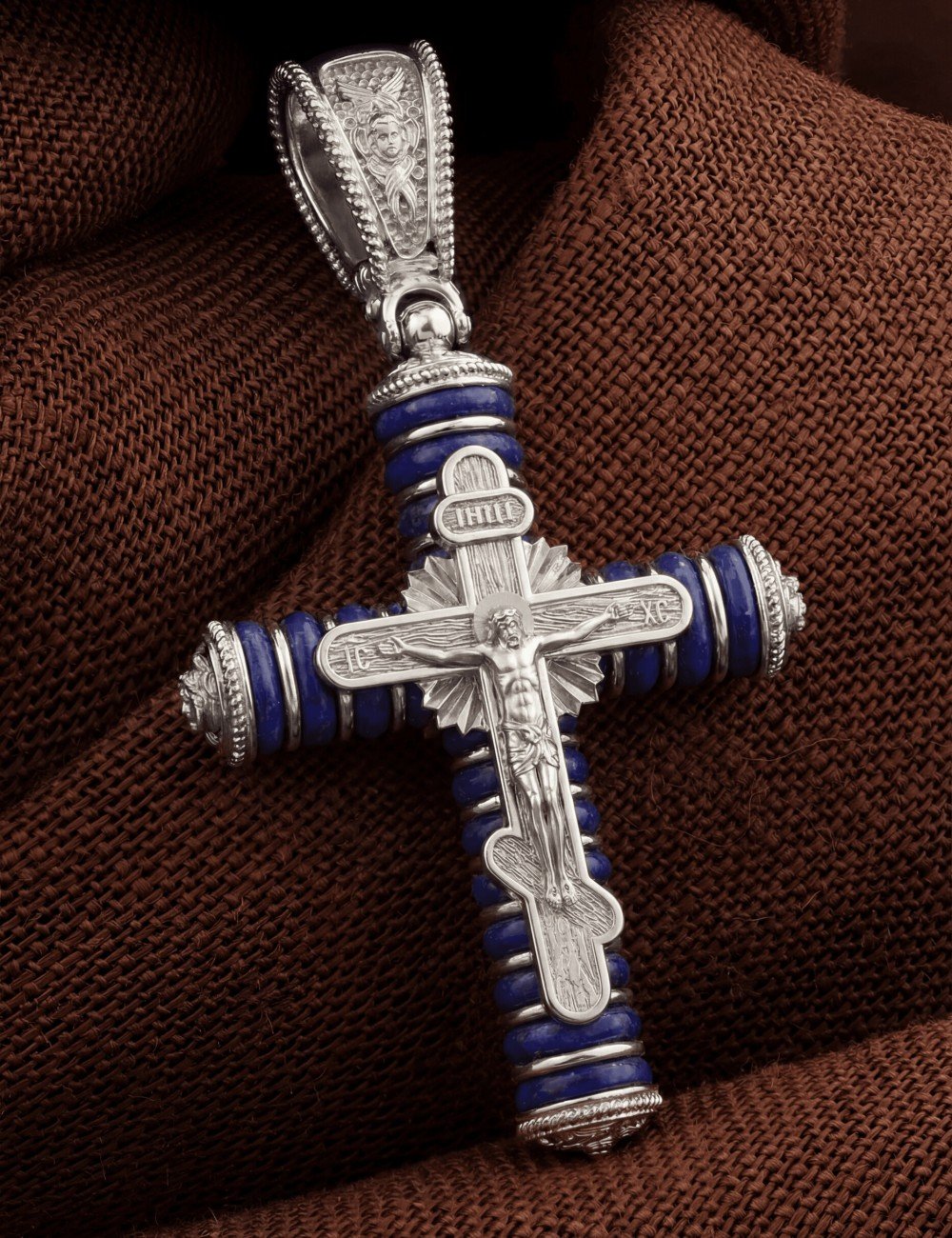 Крест из белого золота c лазуритом