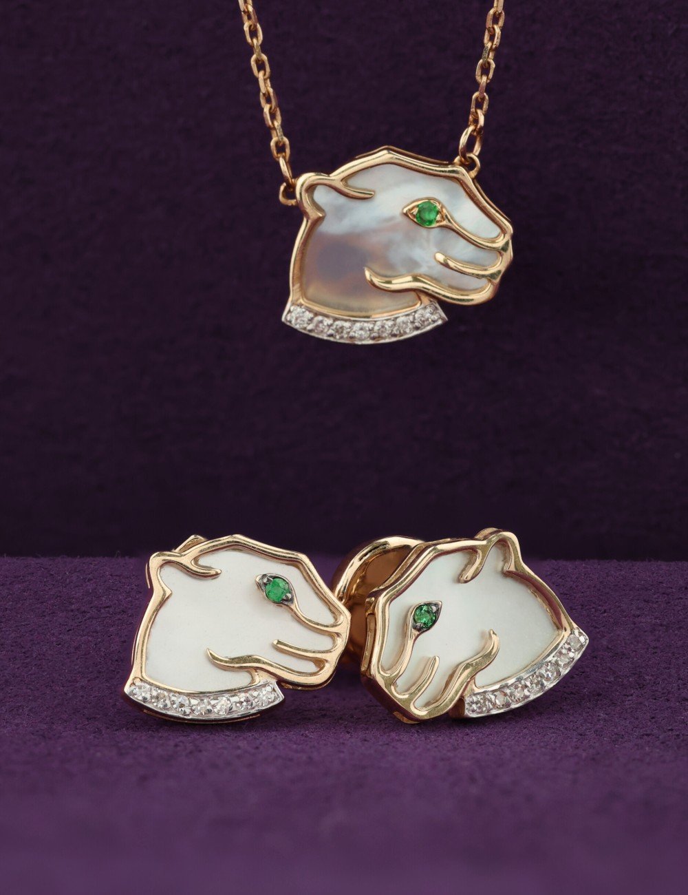 Колье из золота c бриллиантами, изумрудом и перламутром