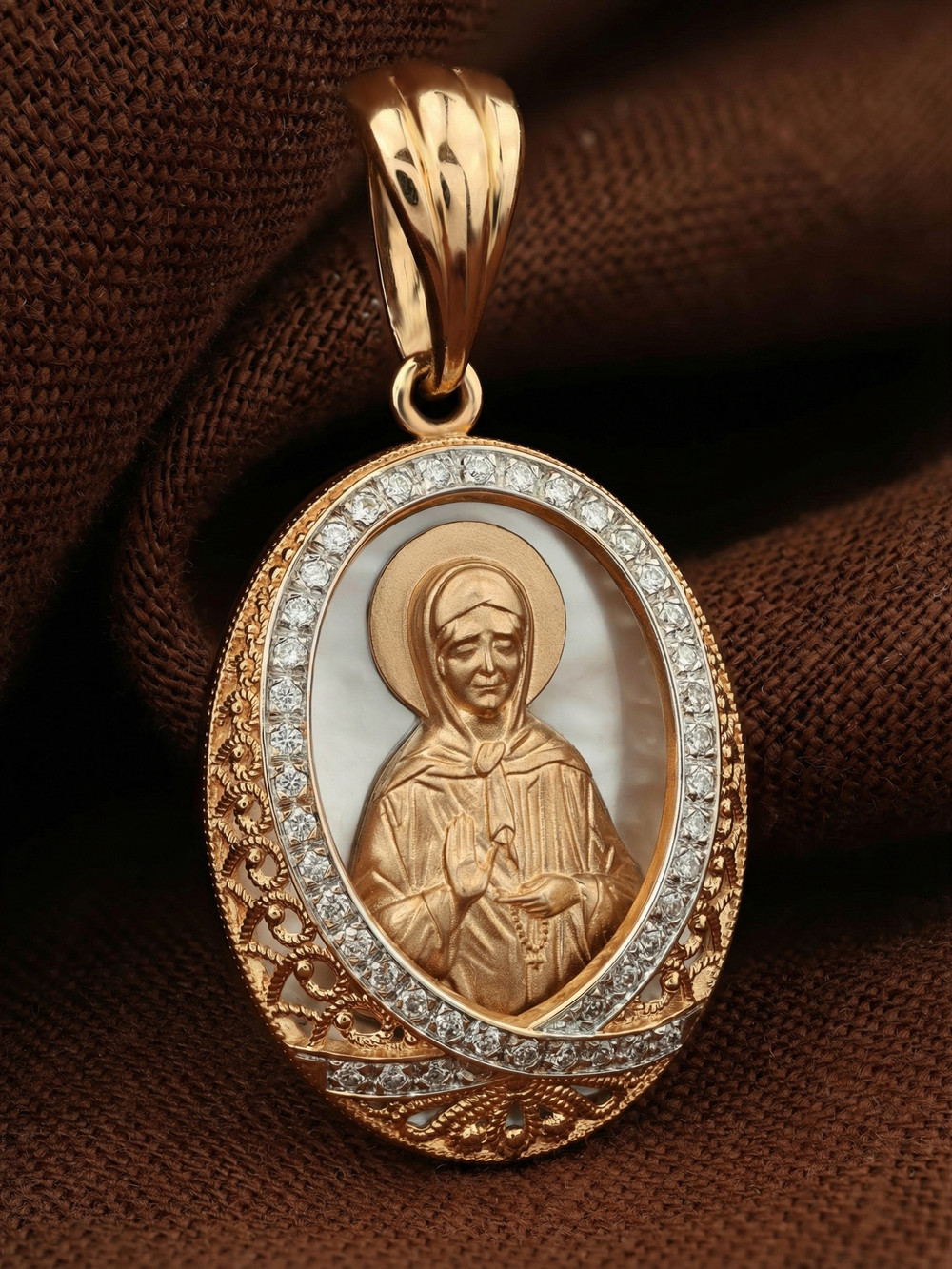 Нательная икона из красного золота 585 пробы c бриллиантами и перламутром