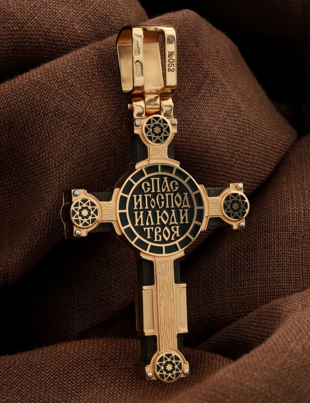 Крест из золота c эмалью и эбеновым деревом