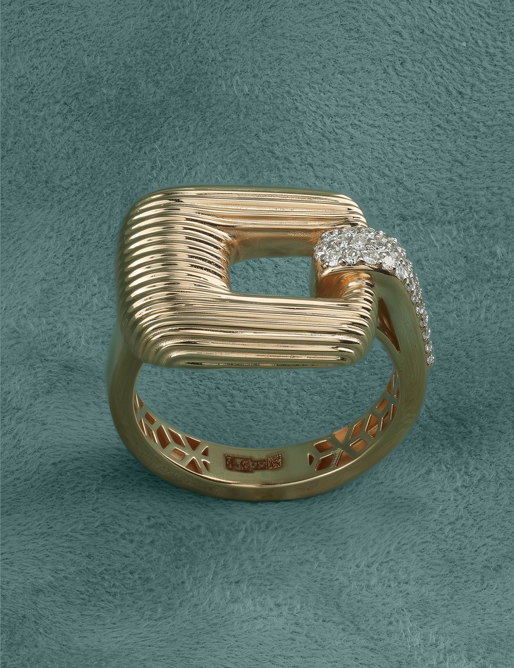 Кольцо из золота c бриллиантами