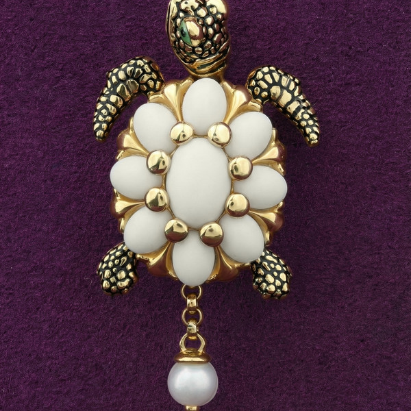 Подвеска из лимонного золота 585 пробы c эмалью, жемчугом и бивнем мамонта