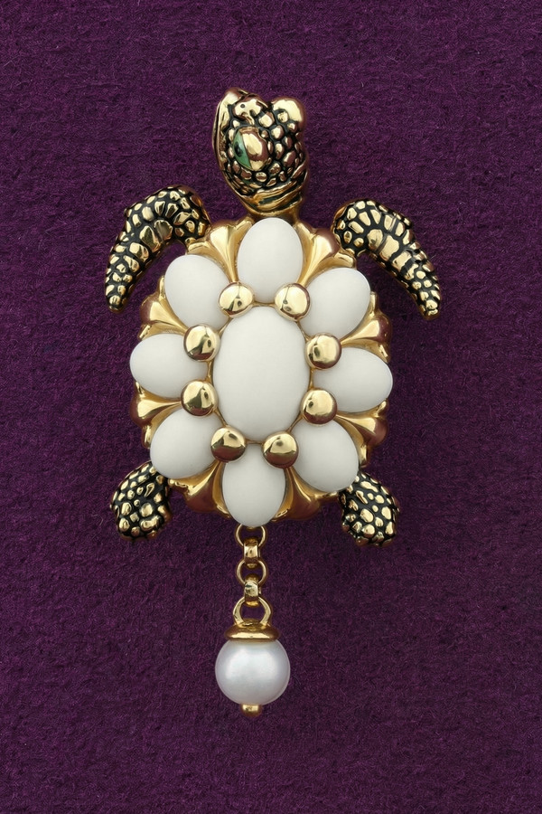 Подвеска из лимонного золота 585 пробы c эмалью, жемчугом и бивнем мамонта