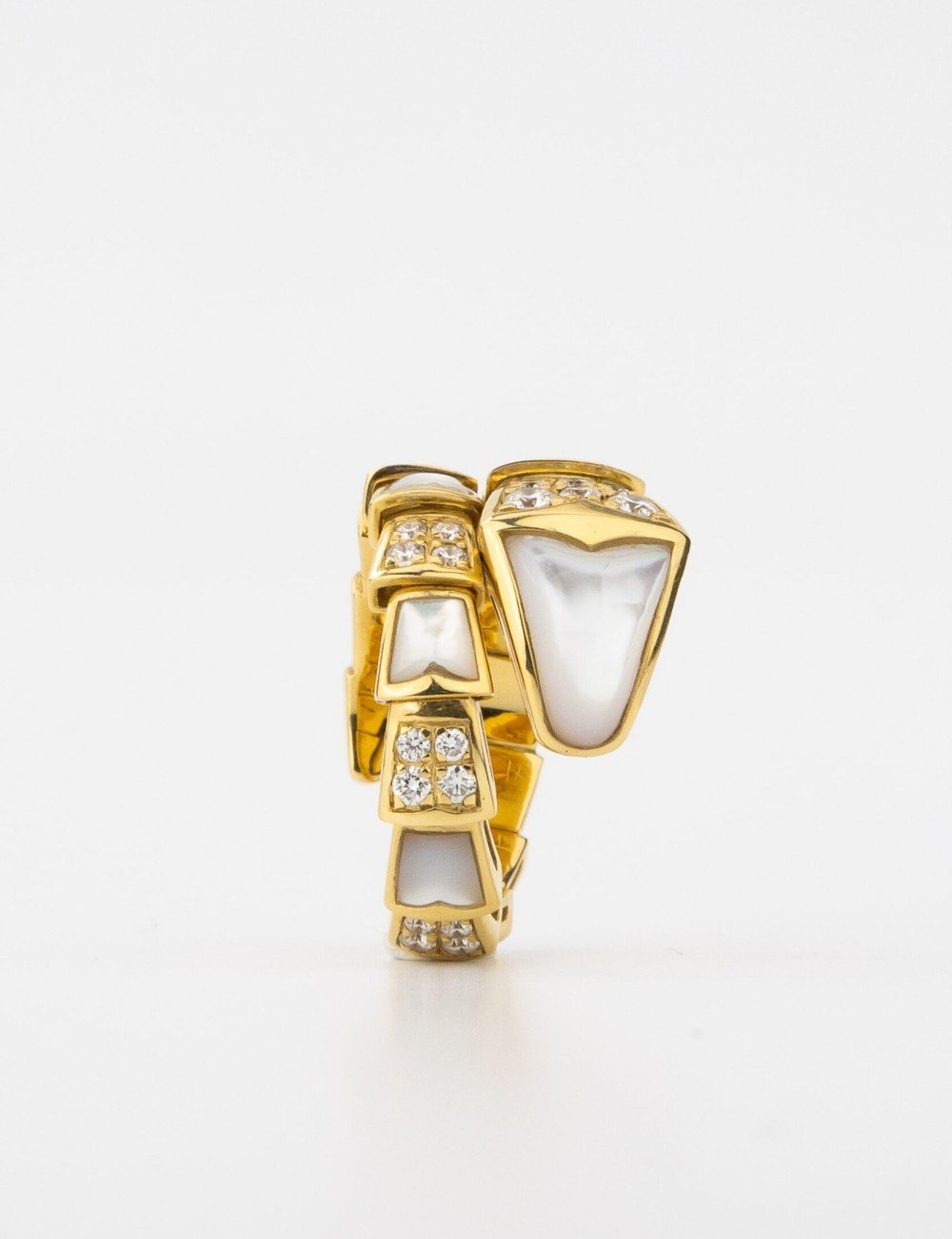 Кольцо из лимонного золота c бриллиантами и перламутром