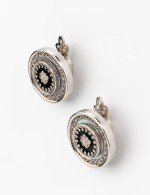 Серьги из белого золота c ониксом и перламутром