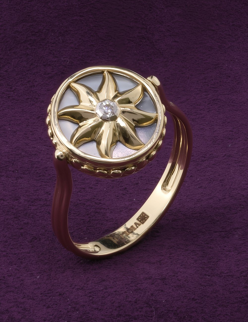 Кольцо из лимонного золота c бриллиантами, ониксом и перламутром