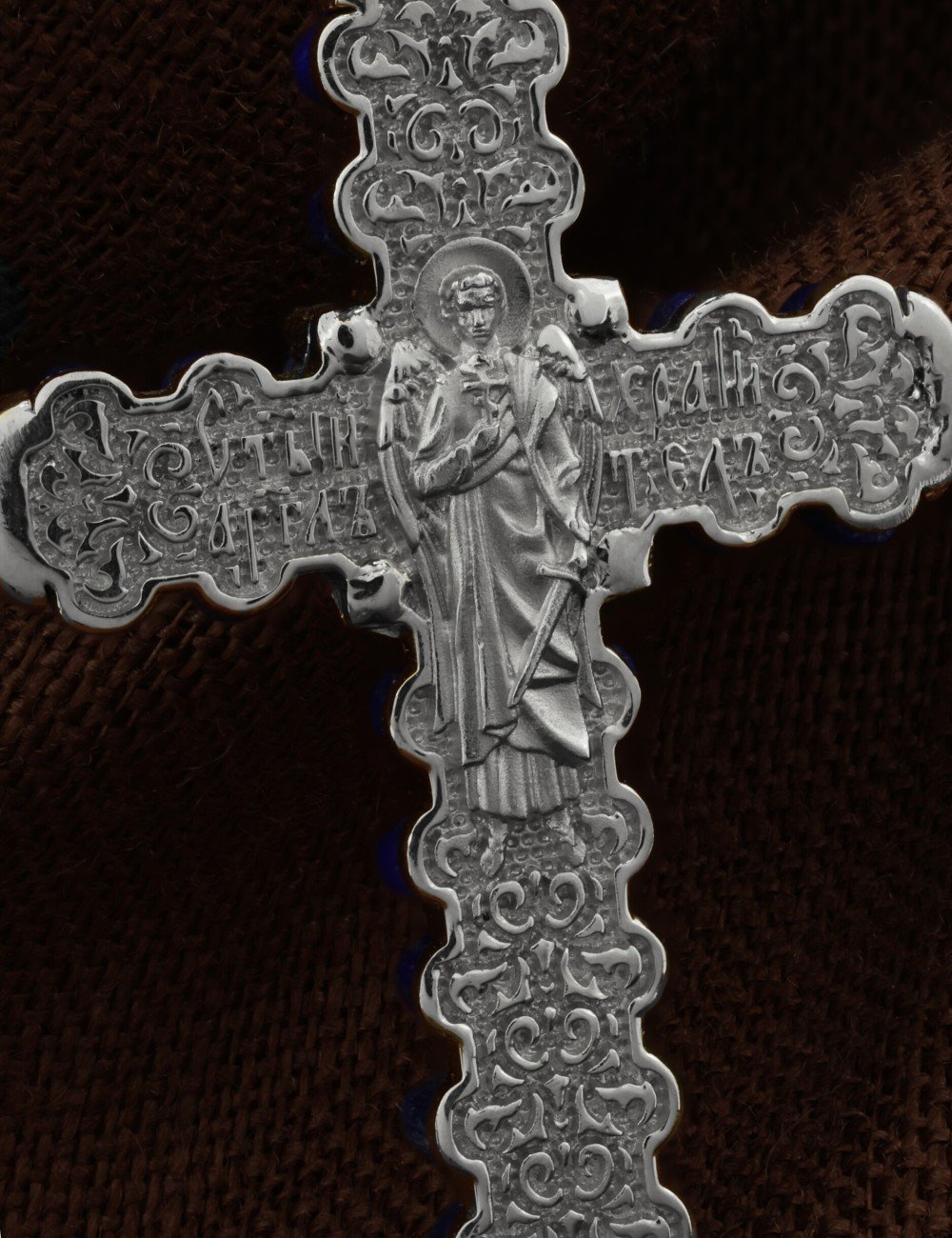 Крест из белого золота c лазуритом