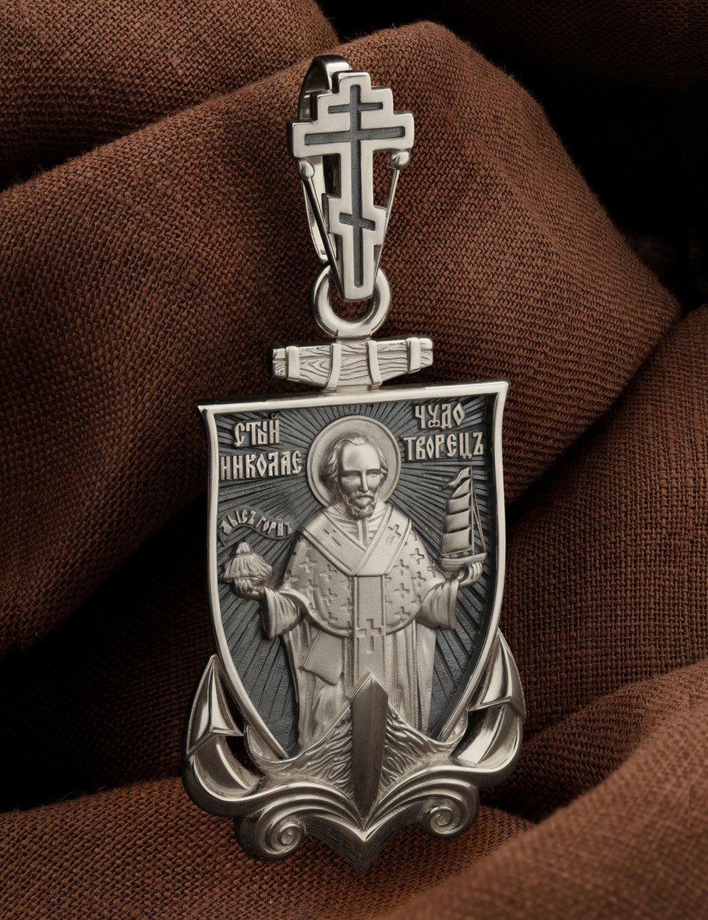 Образок из белого золота c эмалью