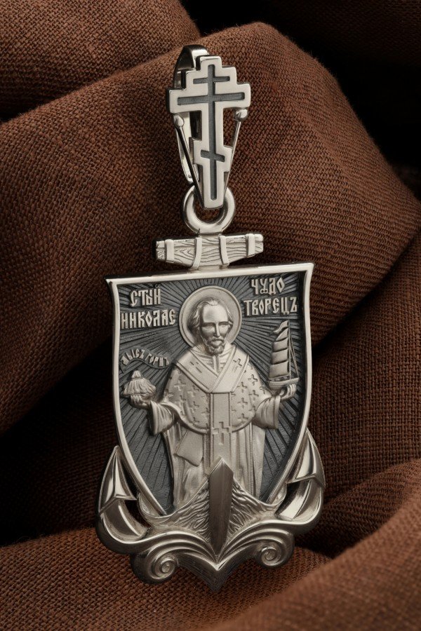 Образок из белого золота c эмалью