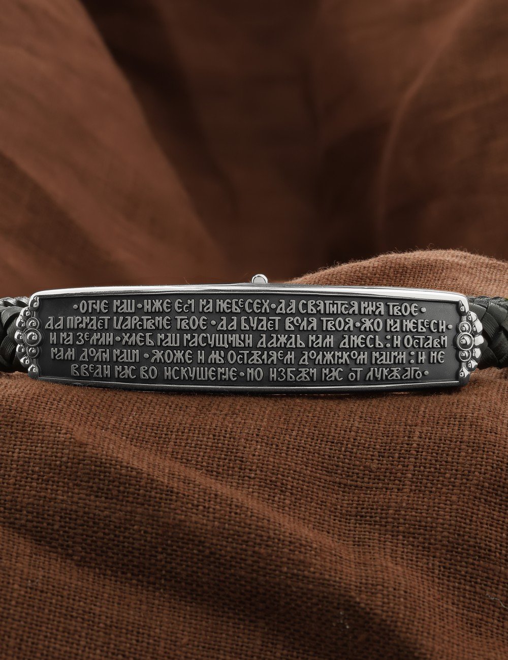 Браслет из белого золота c шнурком