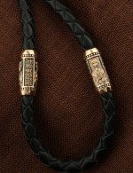 Гайтан из золота c кожаным шнурком и ониксом