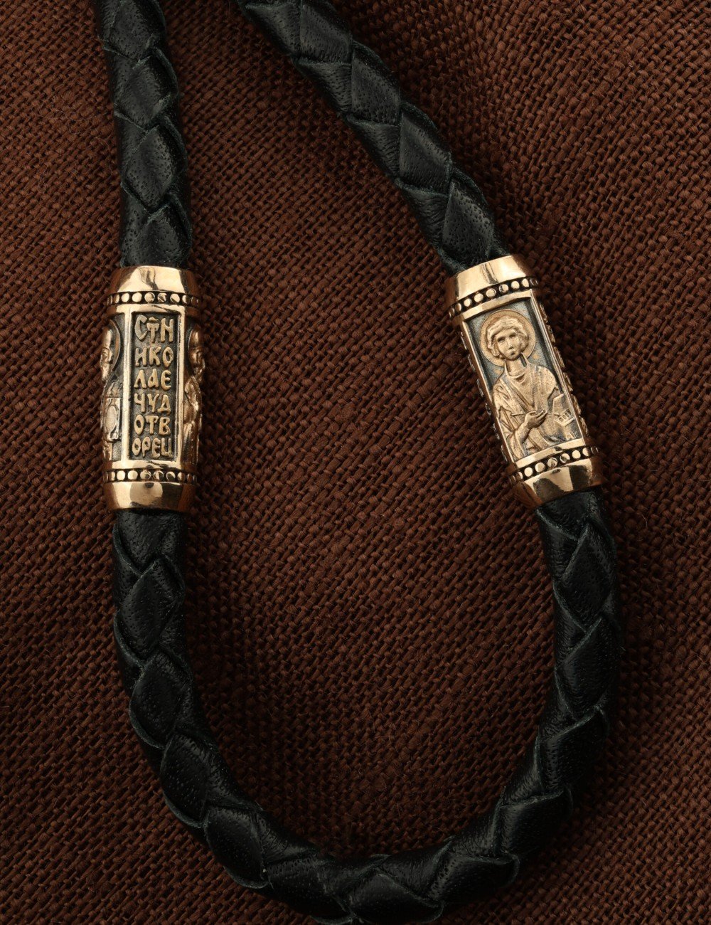 Гайтан из золота c кожаным шнурком и ониксом