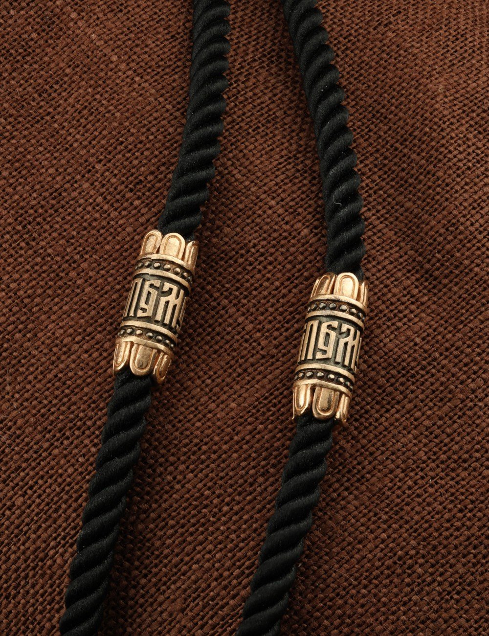 Шнурок шёлковый из золота c шёлковым шнурком