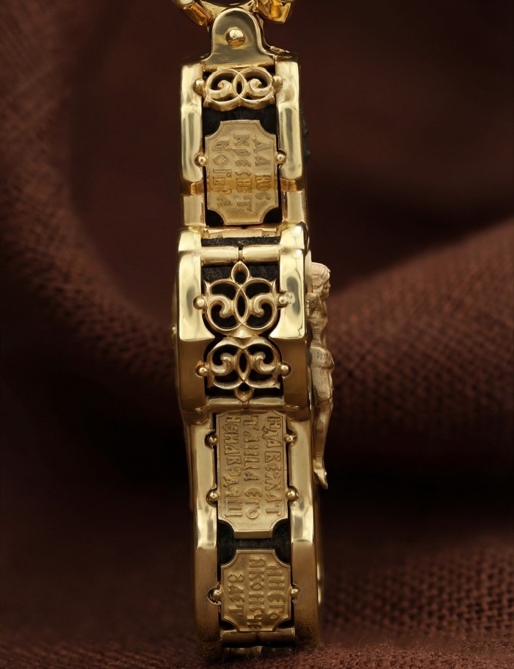 Крест из лимонного золота c эбеновым деревом