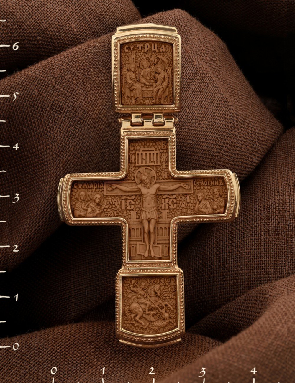 Крест из золота c деревом груши