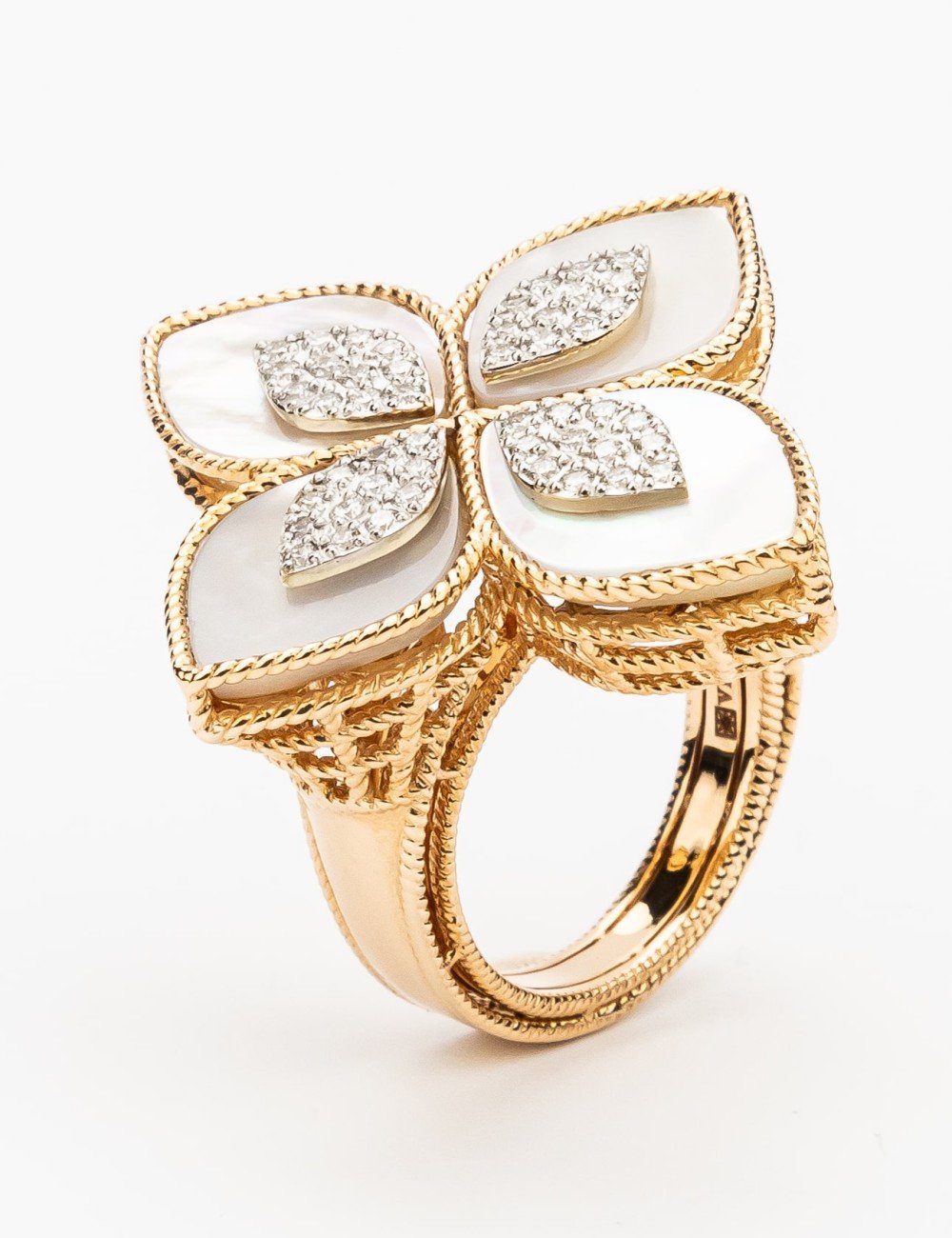 Кольцо из золота c бриллиантами и перламутром