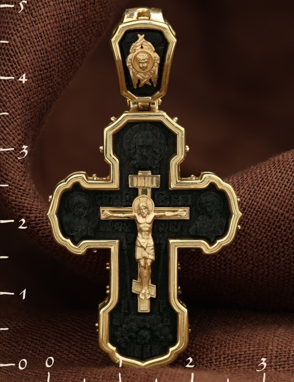 Крест из лимонного золота c эбеновым деревом