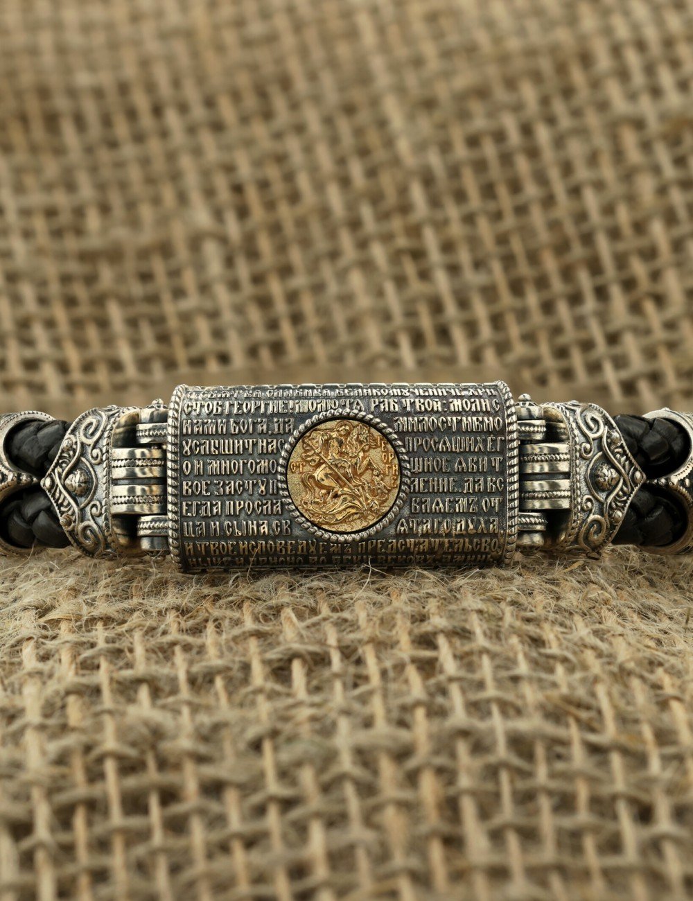 Браслет из серебра и золота c кожаным шнурком