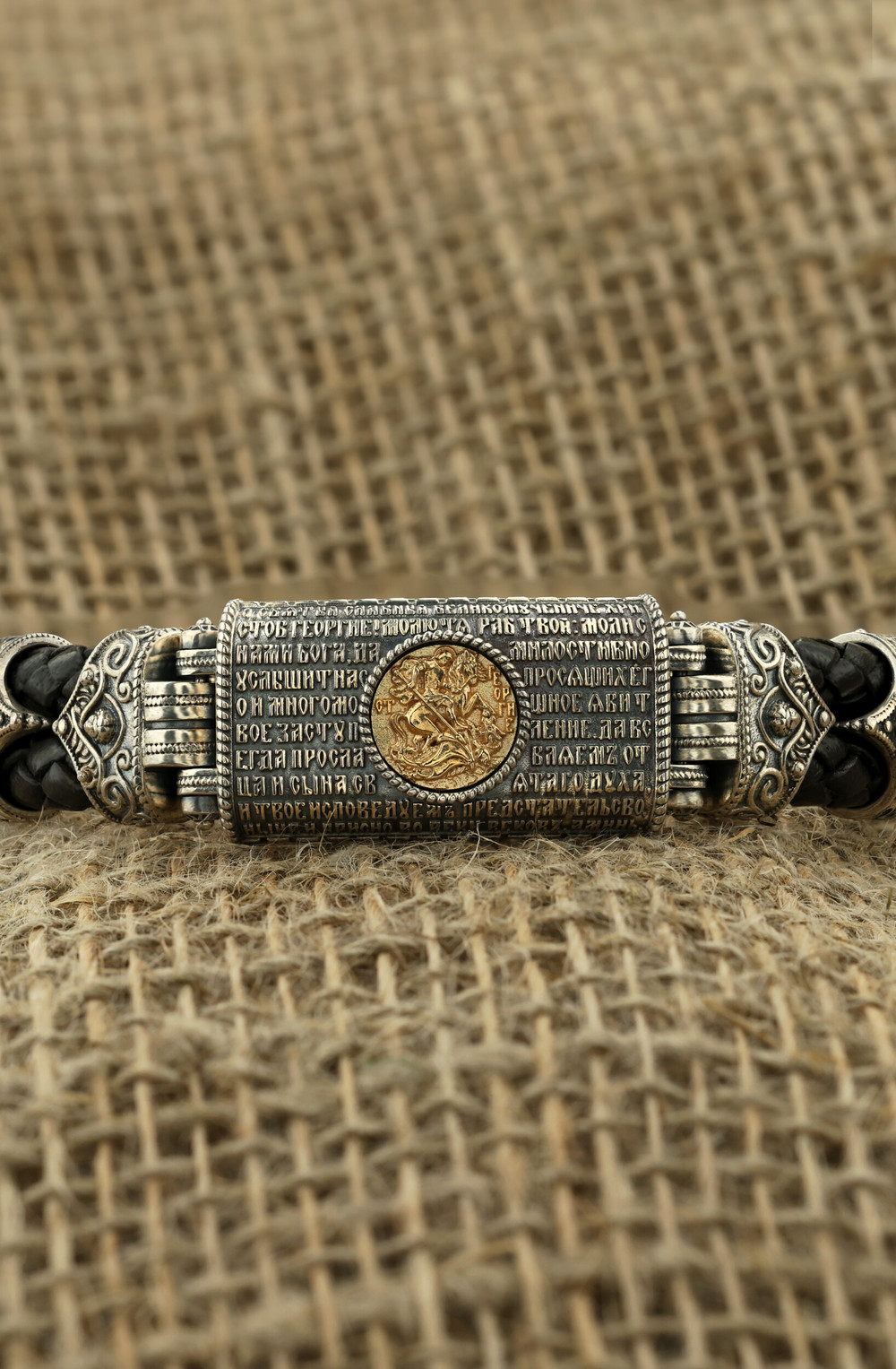 Браслет из серебра 925 пробы и золота 750 пробы c кожаным шнурком