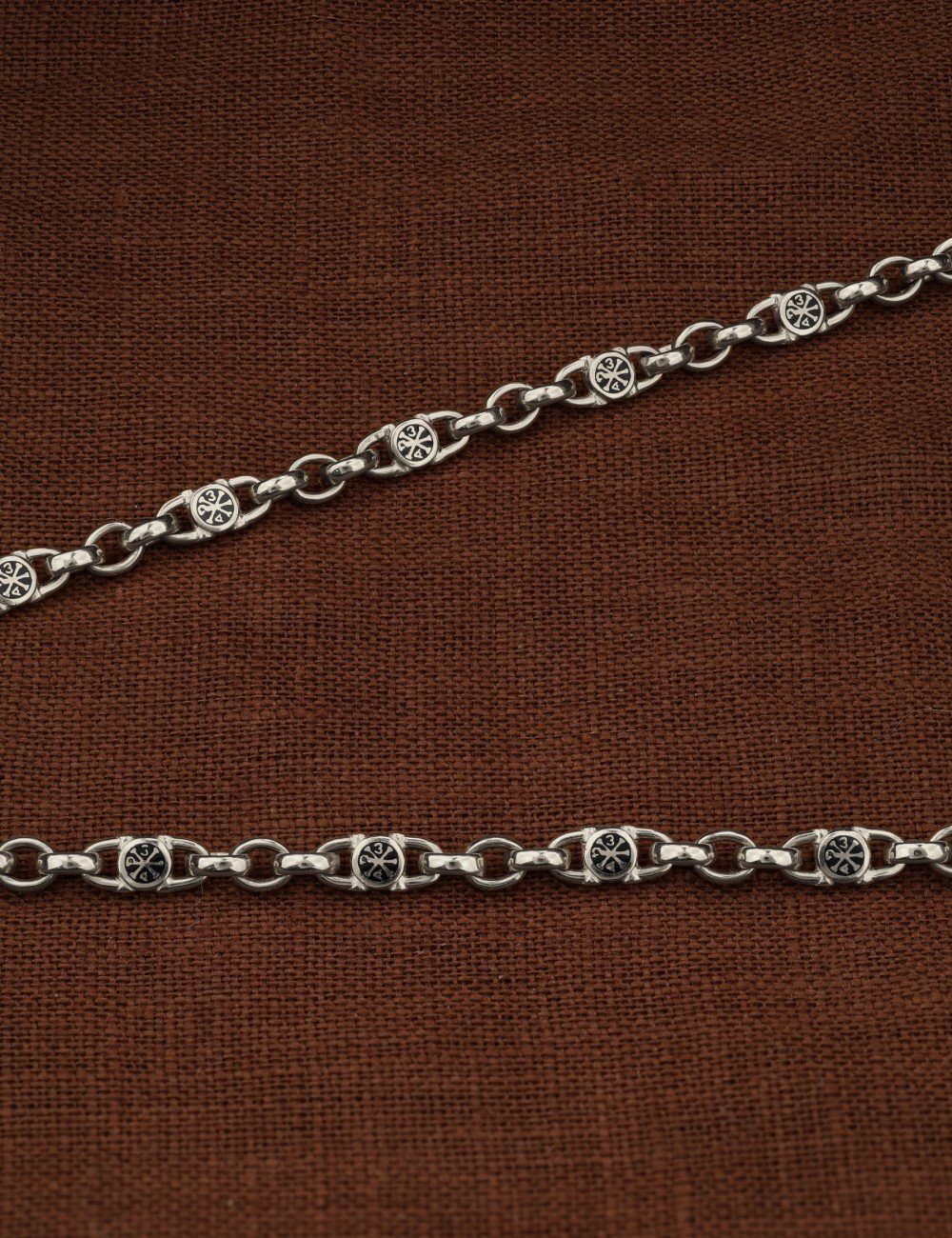 Цепь из белого золота c эмалью