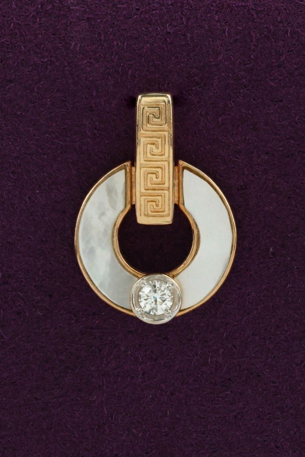 Подвеска из золота c бриллиантами и перламутром