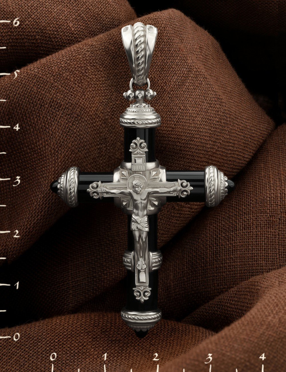 Крест из белого золота c ониксом